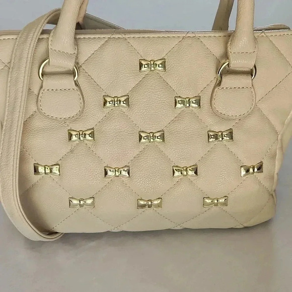 Betsey Johnson 2010s Quilted Bow Cream Crossbody Satchel Pink Lining - Picture 2 of 16